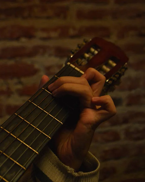 Uma Pessoa Tocando Guitarra Acústica — Fotografia de Stock