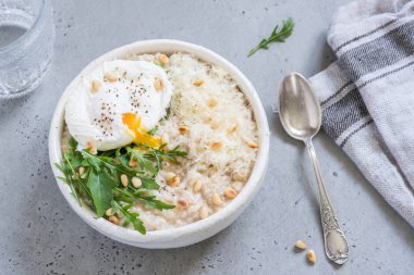 Haşlanmış yumurta, roka ve çam fıstığı ile peynir tuzlu yulaf ezmesi