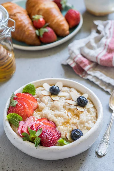 Porridge Farina Avena Tagliato Acciaio Con Fragola Mirtillo Miele Colazione — Foto Stock