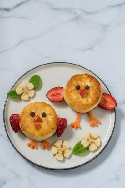 Vogels ricotta pannenkoeken voor kinderen ontbijt — Stockfoto