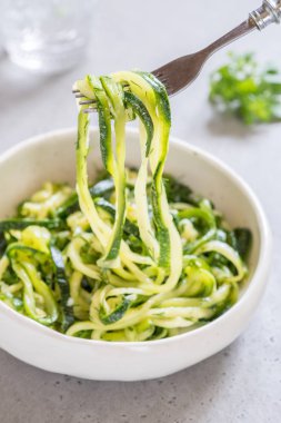 Dereotu, sarımsak ve bal ile turşu kabak erişte