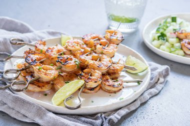 Izgara Karides Şiş şifreli sarımsak tatlım Marine ile. Deniz ürünleri, kabuklu deniz ürünleri.