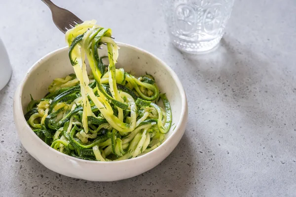 Eingelegte Zucchini Nudeln Mit Dill Knoblauch Und Honig — Stockfoto