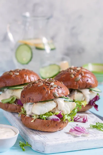 White Fish Fillet Sandwich Tartar Sauce Salad — Stock Photo, Image