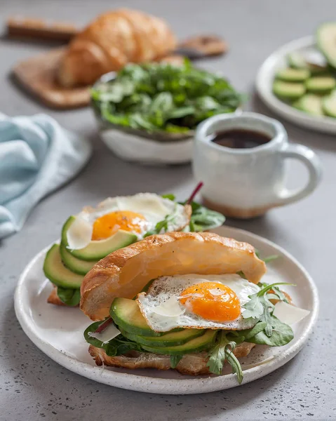 Heerlijk Ontbijt Met Croissant Sandwiches Met Gebakken Salade Verlaat Avocado — Stockfoto