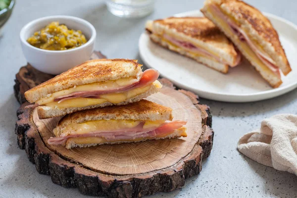 Sandwiches Mit Gegrilltem Schinken Und Käse Goldbraun — Stockfoto