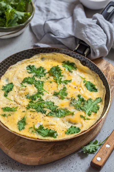 Omelete Com Couve Bebê Folhas Verdes Para Café Manhã — Fotografia de Stock