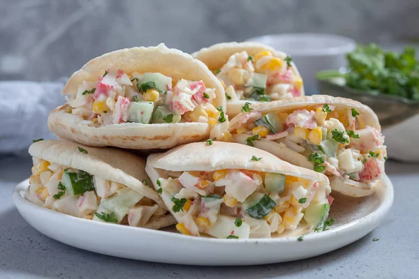 Fyllda Pitabröd Med Crab Sallad Bordet — Stockfoto