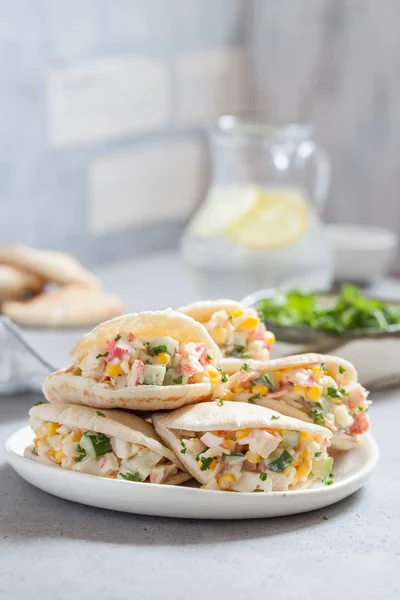 Gefülltes Fladenbrot Mit Krabbensalat Auf Dem Tisch — Stockfoto