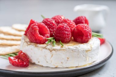 Ahududu ve biberiye fırında Camembert peyniri