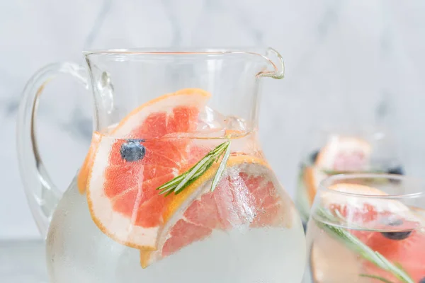 Entgiftungswasser Mit Geschnittener Grapefruit Blaubeere Und Rosmarin — Stockfoto