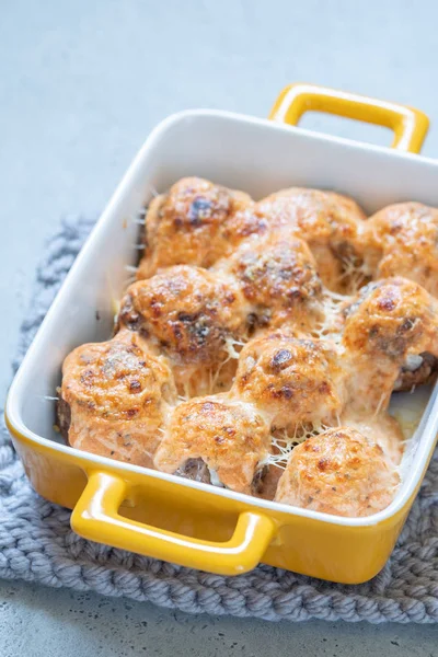 Gehaktballetjes in romige tomatensaus — Stockfoto