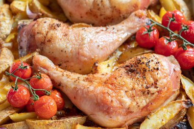 Patates ile kavrulmuş tavuk budu