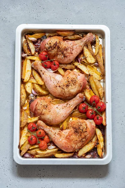 Pečené kuřecí stehno s brambory — Stock fotografie