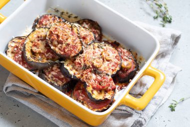 Patlıcan, domates sosu ve zeytin graten