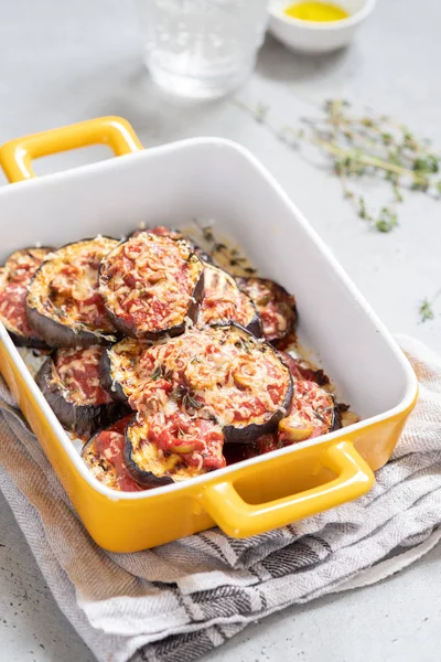 Gratin con melanzane, salsa di pomodoro e olive — Foto Stock