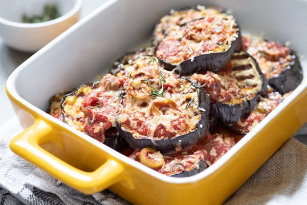 Gratin con melanzane, salsa di pomodoro e olive — Foto Stock