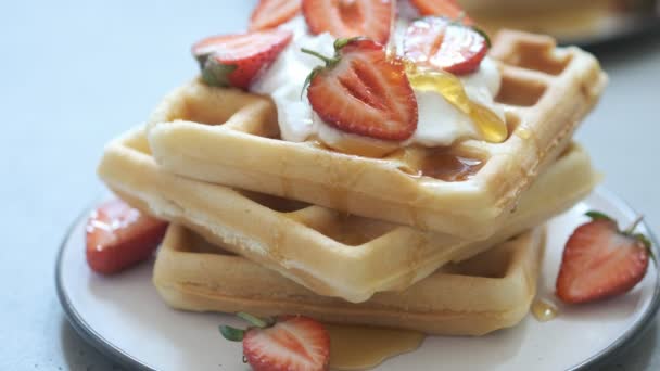 Wholegrain waffles with strawberry and honey — Stock Video