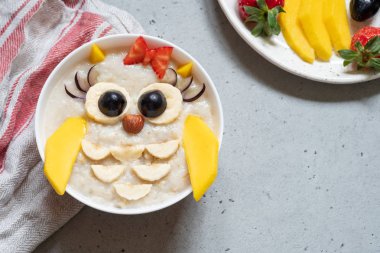 Çocuklar lapası meyve ve fındık ile Kahvaltı