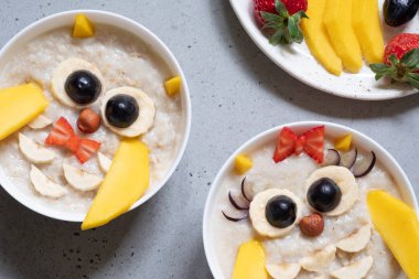 Çocuklar lapası meyve ve fındık ile Kahvaltı