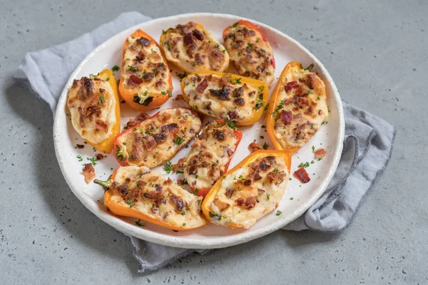 Pimientos rellenos de queso, tocino y hierbas — Foto de Stock