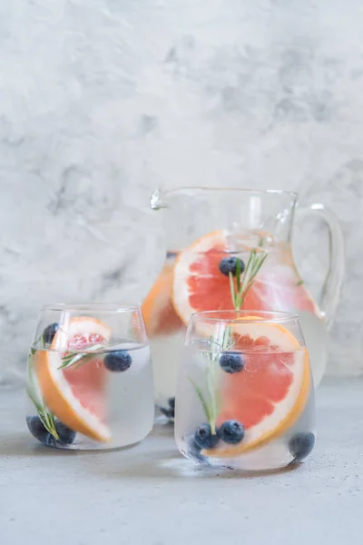 Detox water with sliced grapefruit, blueberry and herbs — Stock Photo, Image