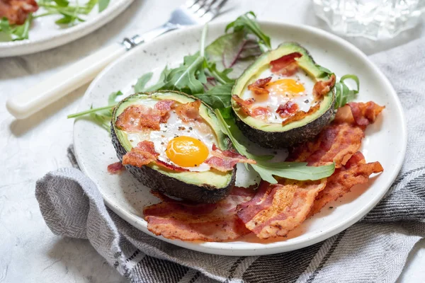 Avocado Egg Boats dengan bacon — Stok Foto