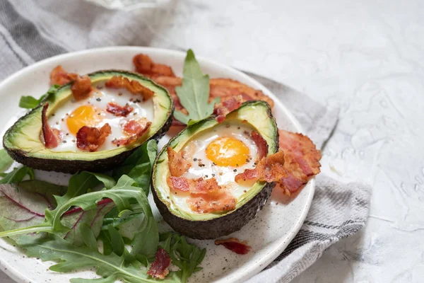 Bateaux à oeufs à l'avocat avec bacon — Photo