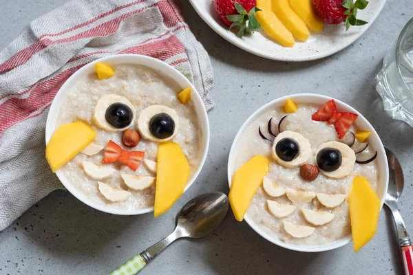 子供朝食果物とナッツのお粥 — ストック写真