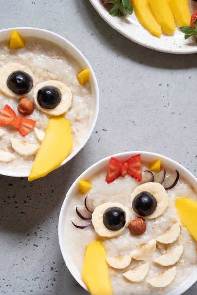 Çocuklar lapası meyve ve fındık ile Kahvaltı — Stok fotoğraf