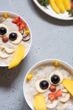 Çocuklar lapası meyve ve fındık ile Kahvaltı