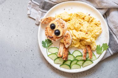 Kahvaltı için çocuklar - komik koyun omlet
