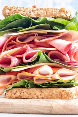 Jambon, Şarküteri et ve sebze ile büyük sandviç