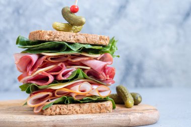 Jambon, Şarküteri et ve sebze ile büyük sandviç