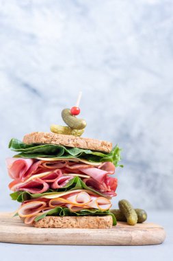 Jambon, Şarküteri et ve sebze ile büyük sandviç
