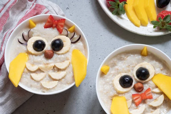 子供朝食果物とナッツのお粥 — ストック写真