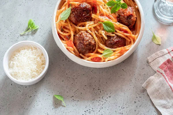 Spaghetti met gehaktballen en tomatensaus — Stockfoto