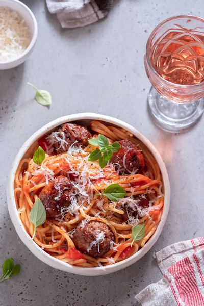 Spaghetti met gehaktballen en tomatensaus — Stockfoto