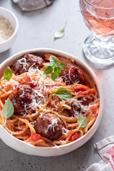 Spaghetti met gehaktballen en tomatensaus — Stockfoto