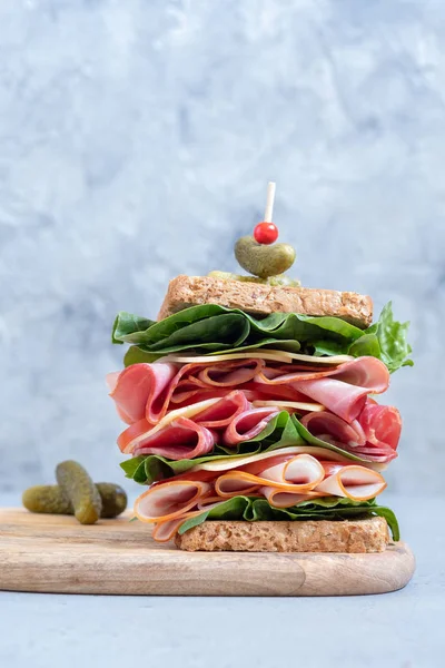 Velký sendvič s šunkou, uzeniny a zeleniny — Stock fotografie