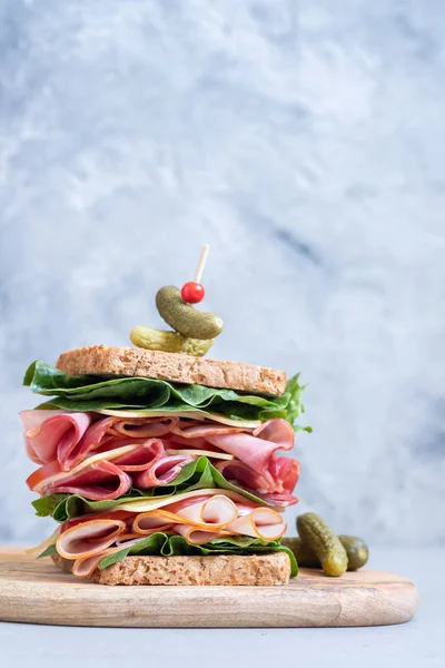 大きなサンドイッチ ハム、デリカテッセン肉と野菜 — ストック写真