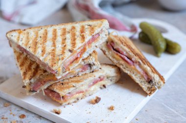 Izgara peynir sandviç ile jambon