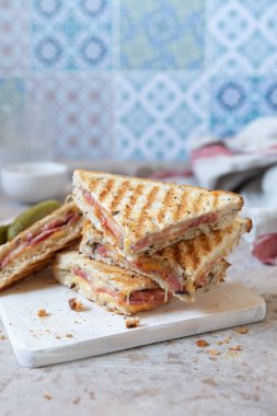 Izgara peynir sandviç ile jambon