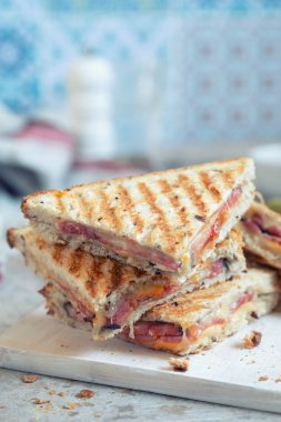 Izgara peynir sandviç ile jambon