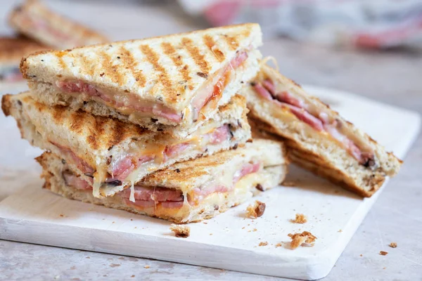 Sandwich de queso a la plancha con jamón — Foto de Stock