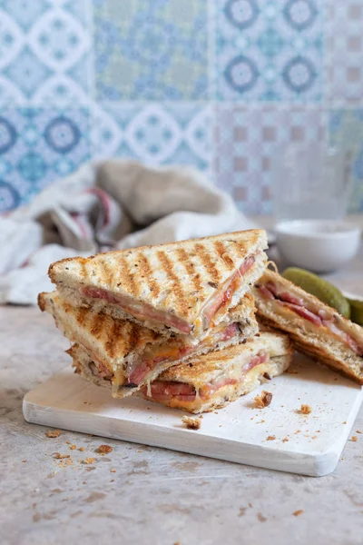 Sandwich de queso a la plancha con jamón — Foto de Stock