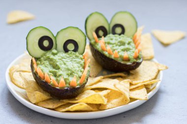 Komik timsah avokado guacamole daldırma ve cips