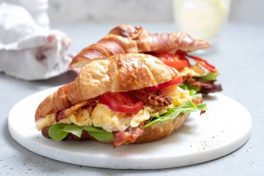 Blt bacon marul domates sandviç kruvasan