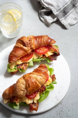 Blt bacon marul domates sandviç kruvasan