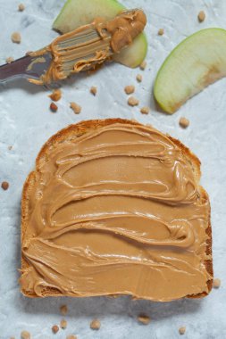 Ekmek bir dilim fıstık ezmesi.